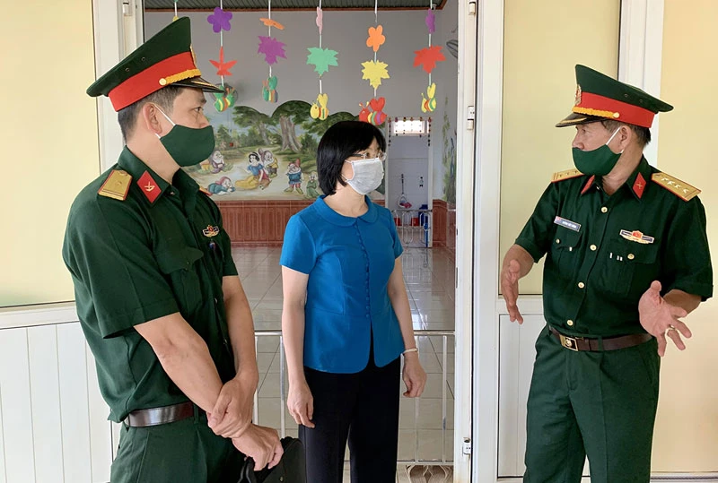 Phó Chủ tịch Ủy ban nhân dân tỉnh Gia Lai, Nguyễn Thị Thanh Lịch (giữa) kiểm tra điểm cách ly tập trung tại huyện Đức Cơ. 