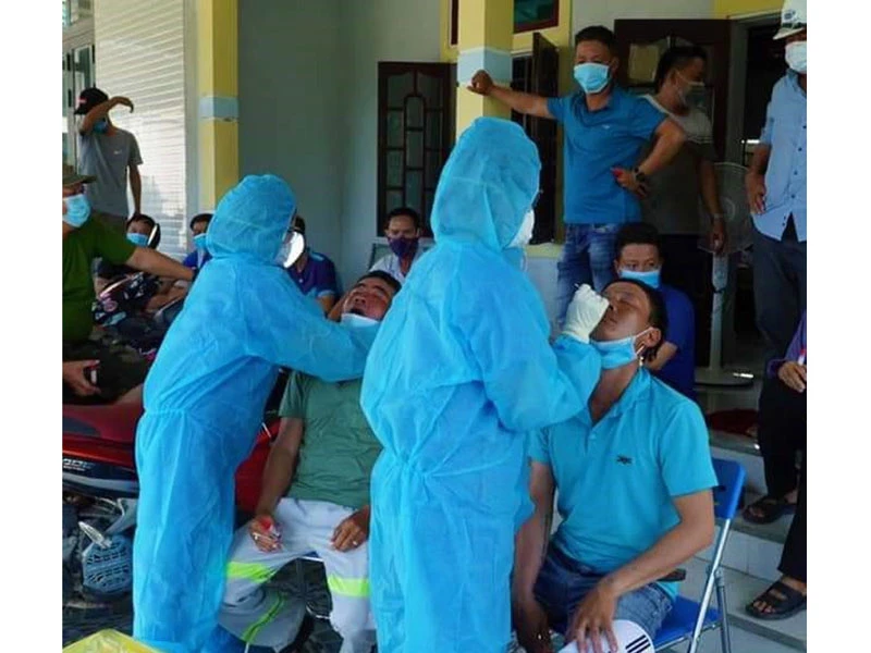 Lực lượng CDC tỉnh Quảng Bình lấy mẫu xét nghiệm cho các trường hợp tiếp xúc gần ca bệnh.