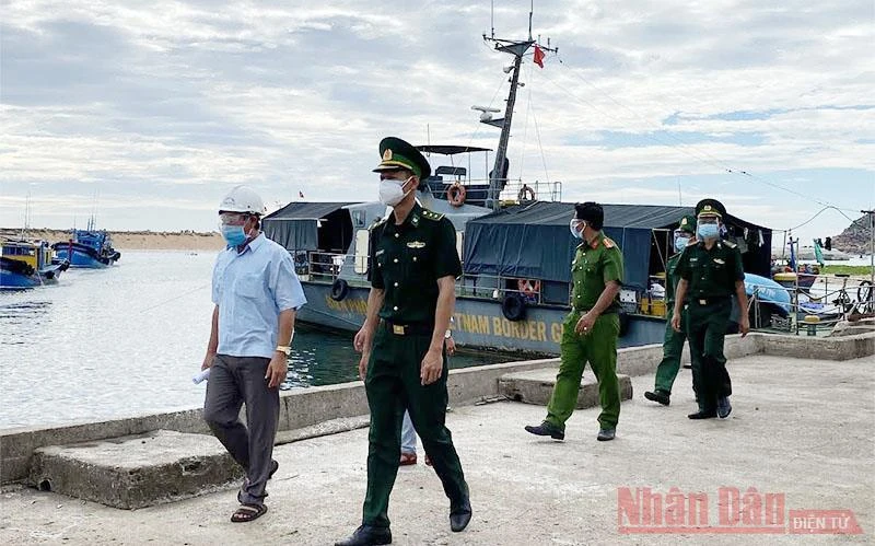Lực lượng cán bộ Đồn Biên phòng Hoà Hiệp Nam phối hợp tuyên truyền, kiểm tra hướng dẫn các hoạt động tàu thuyền ra vào cảng cá Phú Lạc, thị xã Đông Hoà đảm bảo các quy định phòng chống dịch Covid-19.