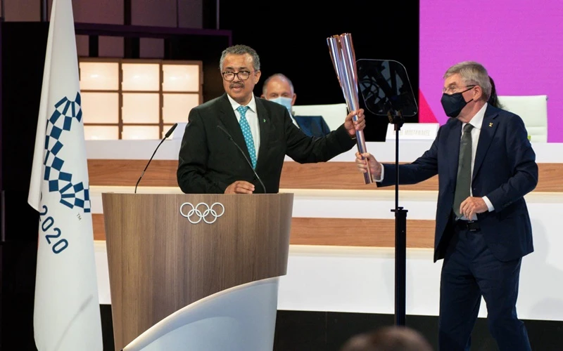Ông Ghebreyesus (bên trái) tại phiên họp thứ 138 của IOC. (Ảnh: Japantimes)