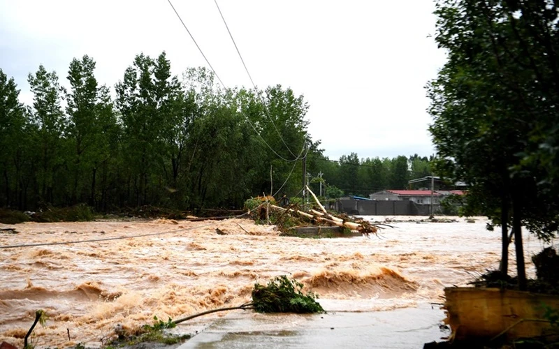 Tình trạng ngập lụt tại 1 ngôi làng ở tỉnh Hà Nam, Trung Quốc. (Ảnh: Tân Hoa xã) 
