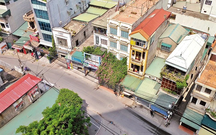 Đường phố Hà Nội vắng vẻ trong ngày đầu thực hiện Công điện số 15 của Chủ tịch UBND thành phố Hà Nội về phòng, chống dịch Covid-19. Ảnh: ANH SƠN