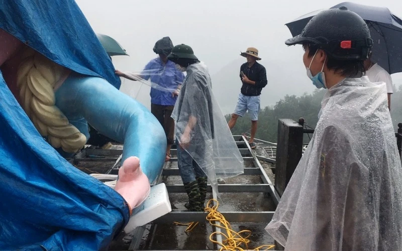 Lực lượng chức năng tháo dỡ phiên bản tượng nữ hoàng băng giá Elsa, tại tổ 4, phường Phan Xi Păng, thị xã Sa Pa. 