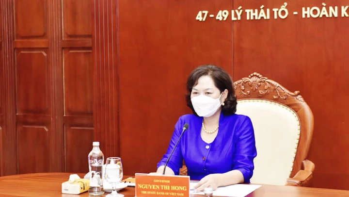 Thống đốc NHNN Nguyễn Thị Hồng tại buổi họp trực tuyến ở đầu cầu Việt Nam. Ảnh: baochinhphu.vn