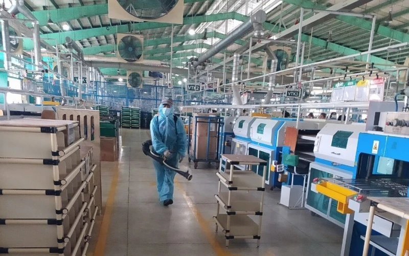 Phun hóa chất khử khuẩn trong nhà máy ở khu công nghiệp Biên Hòa 2, tỉnh Đồng Nai.