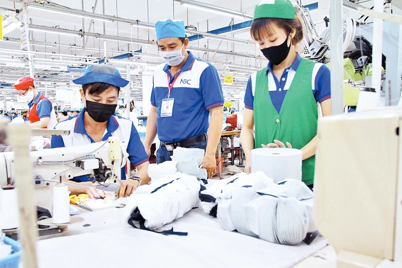 Người lao động của Công ty cổ phần May Nhà Bè (TP Hồ Chí Minh) được tổ chức sinh hoạt tại chỗ để vừa chống dịch vừa sản xuất. Ảnh: HOÀI THƯƠNG