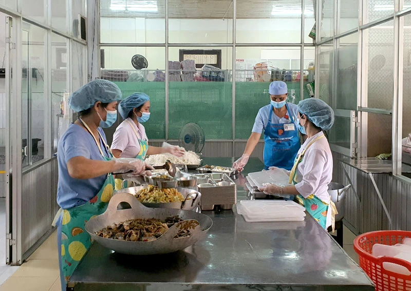 Nhân viên Khoa Dinh dưỡng - Bệnh viên đa khoa tỉnh Kon Tum chuẩn bị các suất ăn từ thiện.