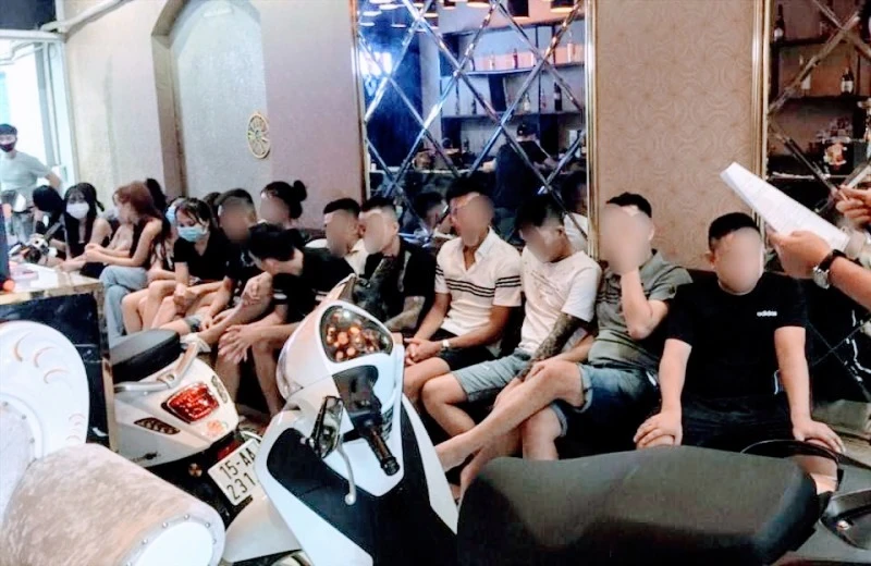 Các khách hàng vẫn tụ tập hát tại cơ sở kinh doanh karaoke, số 289C Văn Cao, phường Đằng Lâm (quận Hải An) bị phát hiện lúc mờ sáng 21/7.