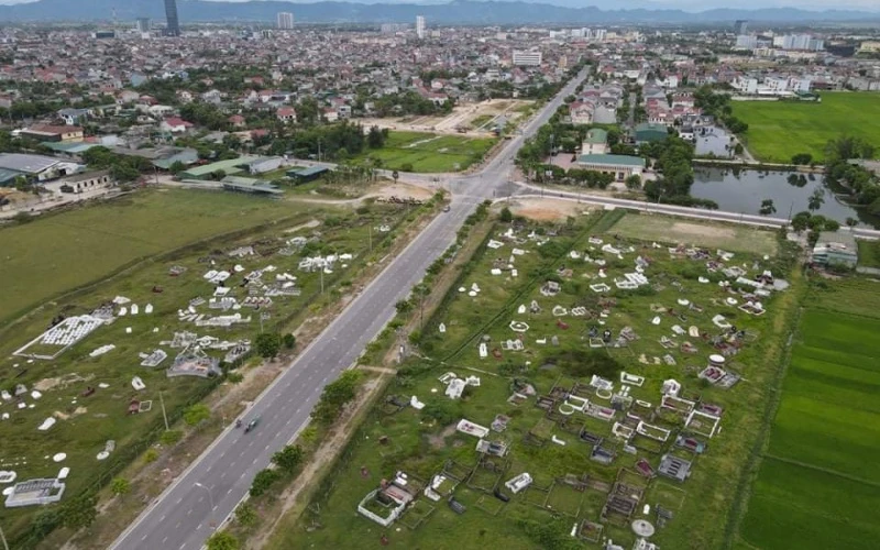 Nhìn từ trên cao, không gian đô thị thành phố Hà Tĩnh bị chia nhỏ bởi các nghĩa trang, khu mô hiện hữu. 