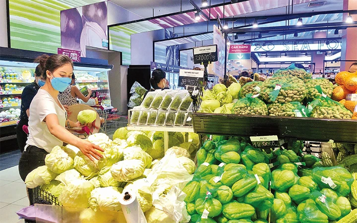 Các mặt hàng thực phẩm tươi sống được bày bán đầy đủ, phong phú tại siêu thị Aeon Long Biên.