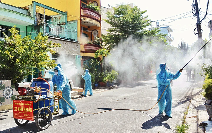 Lực lượng vũ trang quận Bình Tân phun thuốc khử khuẩn tại phường An Lạc.