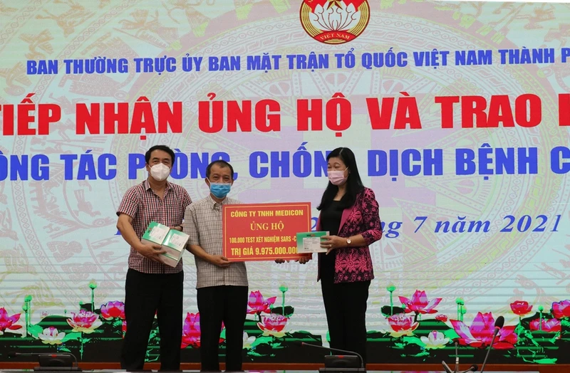 Đại diện Công ty TNHH Medicon trao 100 nghìn kit test nhanh Covid-19 cho Ủy ban Mặt trận Tổ quốc Việt Nam TP Hà Nội.