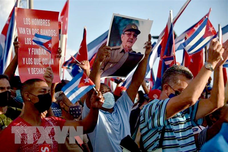 Người dân Cuba tham gia cuộc mít tinh bày tỏ quyết tâm bảo vệ cách mạng và chủ quyền Tổ quốc tại Thủ đô La Habana, ngày 17/7. (Ảnh: AFP/TTXVN)