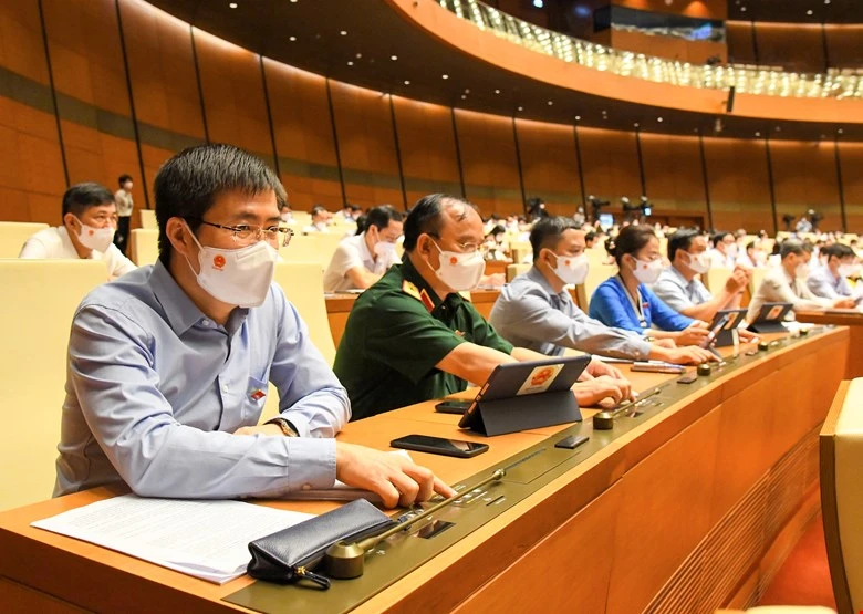 Đại biểu Quốc hội biểu quyết thông qua Nghị quyết.