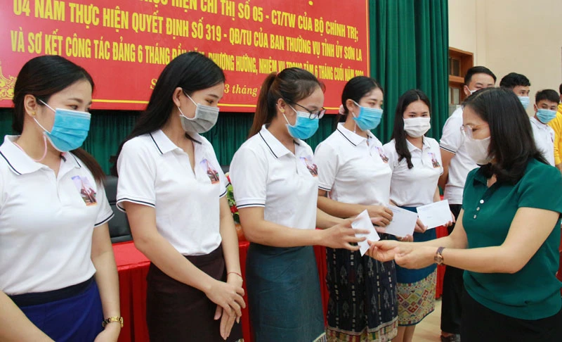Lãnh đạo Thành ủy Sơn La trao tiền hỗ trợ cho 22 lưu học sinh Lào có hoàn cảnh khó khăn.