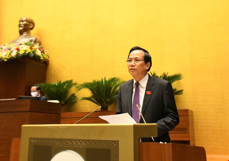 Bộ trưởng Lao động, Thương binh và Xã hội Đào Ngọc Dung trình bày Tờ trình trước Quốc hội chiều 23/7.