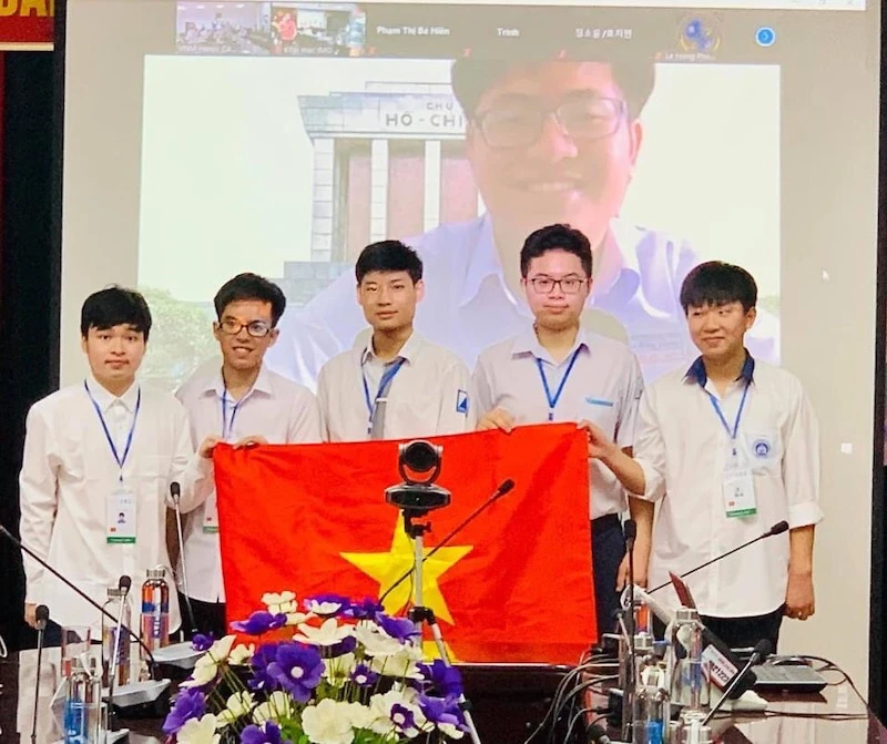 Thí sinh đội tuyển quốc gia Việt Nam tham dự Olympic Toán học quốc tế 2021