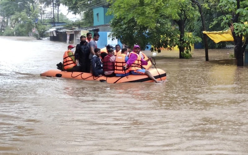 Lực lượng ứng phó thảm họa quốc gia giải cứu người dân bị mắc kẹt trong vùng nước lũ tại bang Maharashtra. (Ảnh: AP)