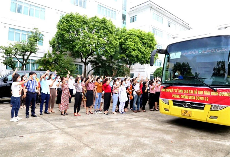 Đoàn bác sĩ, nhân viên y tế tỉnh Lào Cai lên đường giúp tỉnh Bình Dương phòng, chống dịch Covid-19.