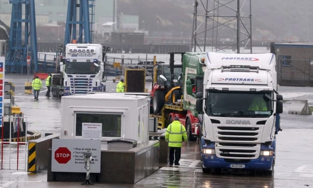 Xe tải rời cảng Larne ở Bắc Ireland. (Nguồn: PA)