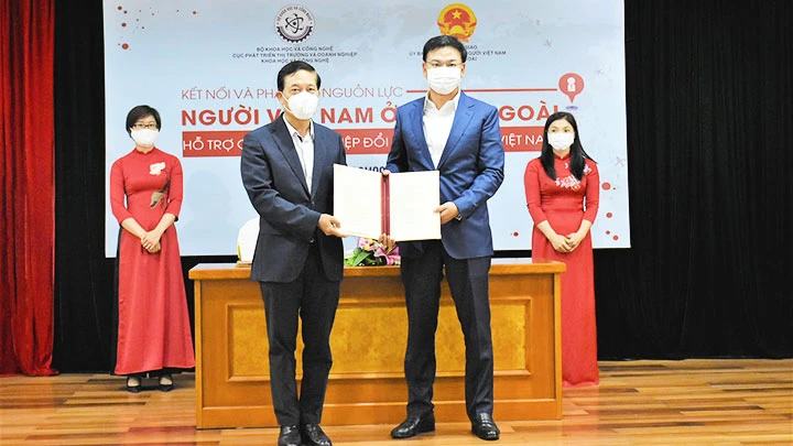 Lễ ký kết hợp tác về phát triển mạng lưới người Việt Nam ở nước ngoài. Ảnh: BKHCN