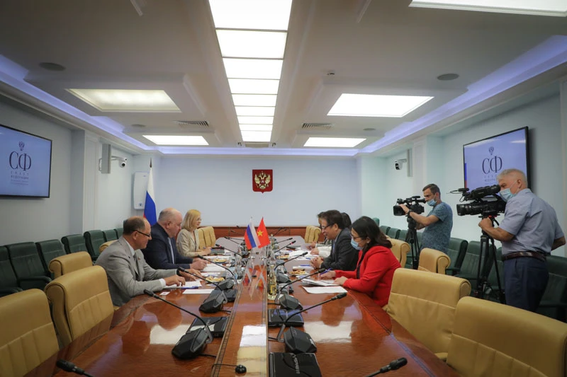 Đại sứ Việt Nam tại LB Nga làm việc với đại diện Ủy ban Đối ngoại Thượng viện Nga. (Ảnh: Vera Mazhirina)