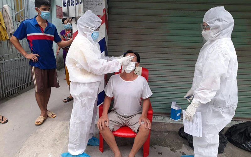 Lấy mẫu xét nghiệm SARS-CoV-2 cho người dân ở thành phố Biên Hòa, tỉnh Đồng Nai.