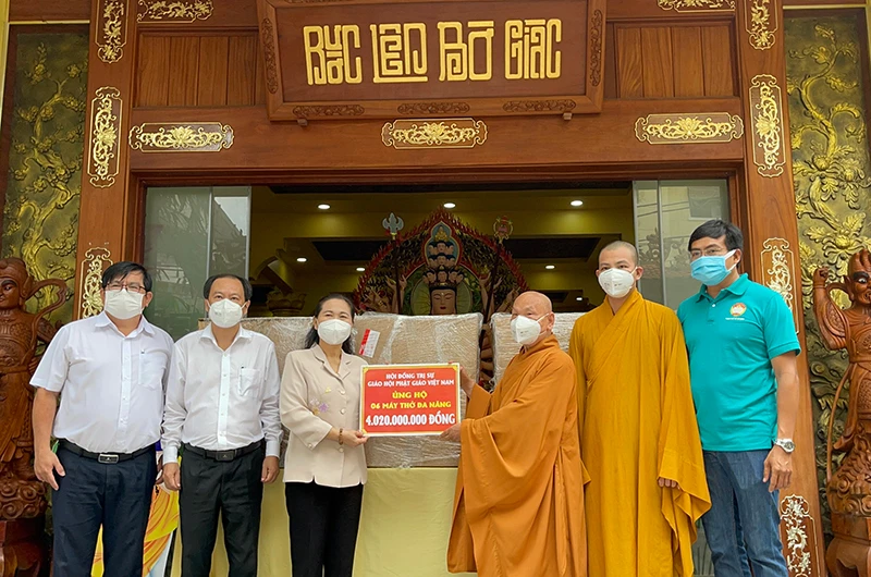Đại diện Giáo hội Phật giáo Việt Nam trao máy thở đa năng cho lãnh đạo TP Hồ Chí Minh.