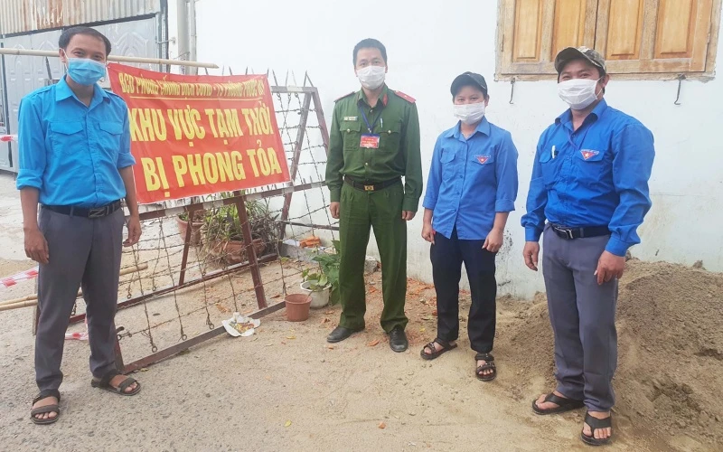 Đoàn viên thanh niên trực chốt một điểm tạm thời phong tỏa tại phường Phước Mỹ, TP Phan Rang - Tháp Chàm, tỉnh Ninh Thuận.