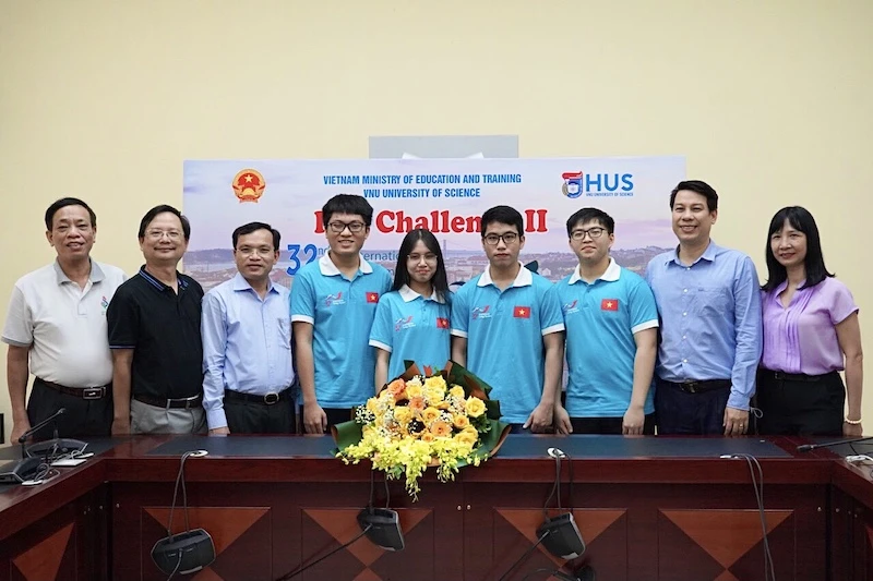 Bốn thành viên đội tuyển quốc gia Việt Nam tham dự IBO 2021 cùng các thầy cô