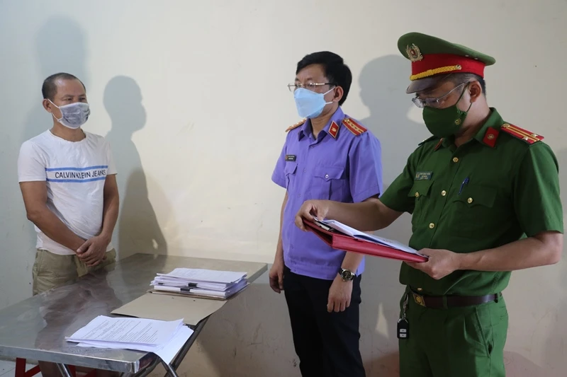 Cơ quan tiến hành tố tụng tống đạt các quyết định khởi tố đối với bị can Trần Văn Bảy. 