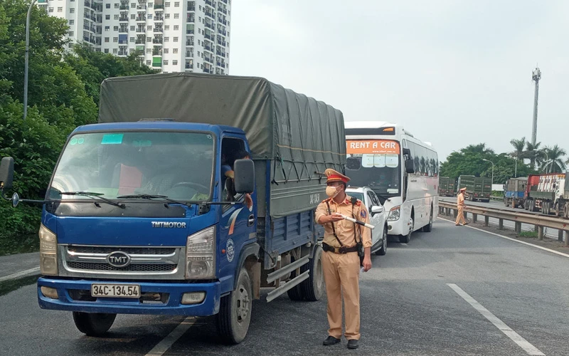 Lực lượng chức năng kiểm soát, hướng dẫn phương tiện lưu thông trên quốc lộ 1B khu vực cầu Phù Đổng