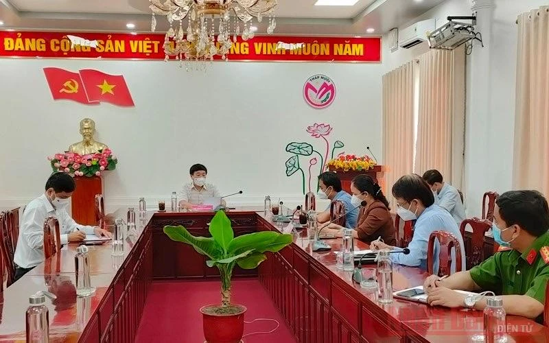 Bí thư Tỉnh ủy Đồng Tháp Lê Quốc Phong kiểm tra công tác phòng, chống dịch bệnh Covid-19 ở huyện Tháp Mười.