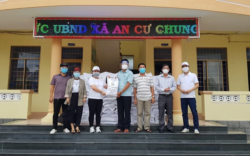 Hội Nhà báo Phú Yên phối hợp Công ty TNHH Sản xuất và Thương mại Hoàng Long Vina tổ chức trao 20,5 tấn gạo để chống dịch.