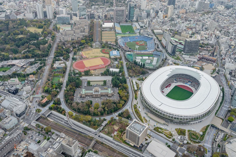 Sân vận động Olympic mới hoàn thành cùng mái vòm hoành tránh, bên cạnh các địa điểm thi đấu khác như sân bóng chày Meiji Jingu. (Ảnh: Getty)