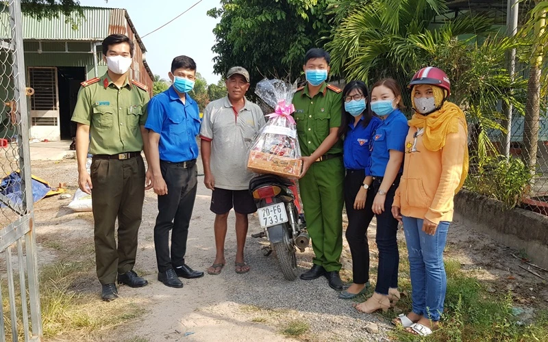 Đoàn viên Thanh niên Tây Ninh tặng quà người dân nghèo bị mất việc làm do dịch Covid-19.