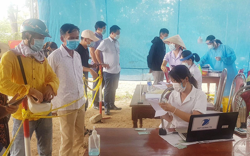 Cán bộ y tế làm việc tại chốt kiểm dịch y tế ở quốc lộ 1, phía nam tỉnh Quảng Trị 