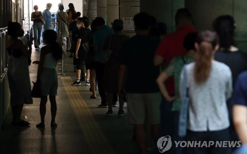 Người dân xếp hàng chờ xét nghiệm Covid-19 tại trung tâm Seoul, Hàn Quốc. (Ảnh: Yonhap)
