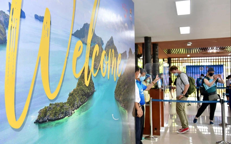 Một tấm biển chào mừng du khách quốc tế đặt tại sân bay Phuket. (Ảnh: Bưu điện Bangkok)