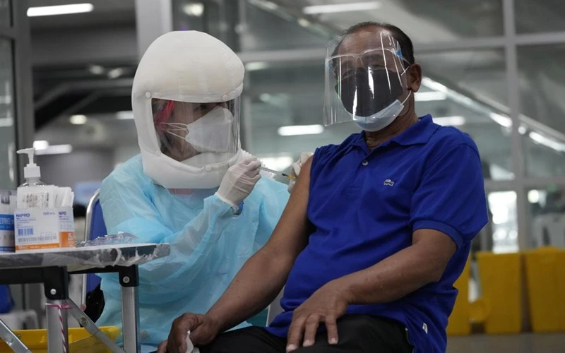 Tiêm vaccine ngừa Covid-19 của AstraZeneca tại Trung tâm Tiêm chủng ở Bangkok, Thái Lan. (Ảnh: AP)