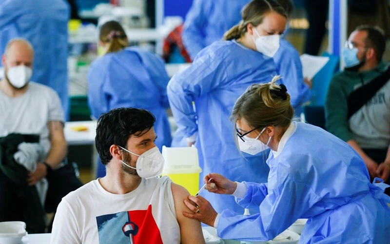 Một địa điểm tiêm vaccine ngừa Covid-19 tại Cologne, Đức. (Ảnh: Reuters)