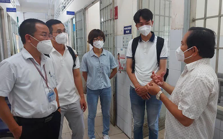 Giám đốc Bệnh viện đa khoa khu vực Long Thành (phải) làm việc với Tổ công tác của Bộ Y tế và lãnh đạo Sở Y tế Đồng Nai.