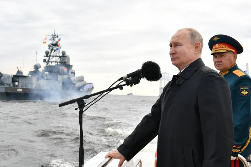 Tổng thống Nga V.Putin phát biểu chúc mừng các thủy thủ. (Ảnh: TASS)