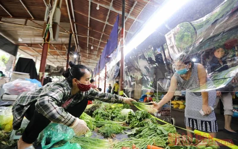 Chợ dân sinh tại Hà Nội dựng vách ngăn phòng dịch Covid-19