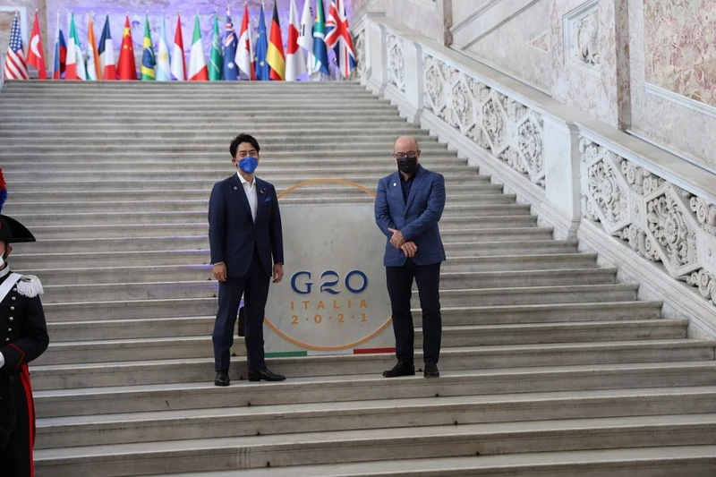 Bộ trưởng Môi trường Nhật Bản Shinjiro Koizumi và Bộ trưởng Chuyển đổi sinh thái Italia Roberto Cingolani chụp ảnh khi bắt đầu Hội nghị Bộ trưởng Môi trường, Khí hậu và Năng lượng G20 ở Naples, Italia, ngày 22/7. Ảnh: Reuters.