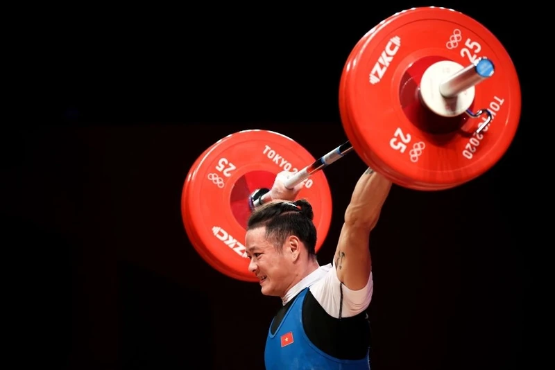 Thạch Kim Tuấn nâng thành công mức tạ 126kg. (Ảnh: Getty)