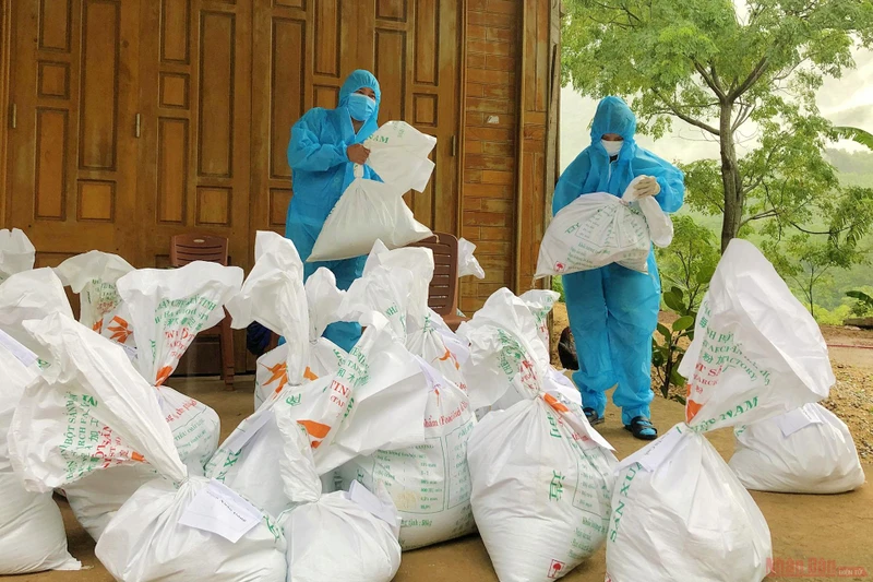 Hỗ trợ lương thực, hàng hóa cho đồng bào khu vực cách ly xã Dân Hóa, huyện Minh Hóa (Quảng Bình). 