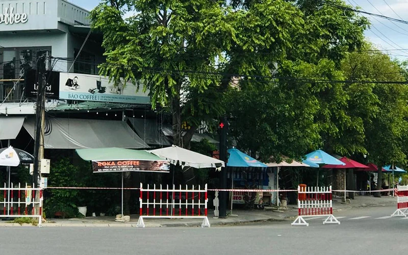 Tạm thời phong tỏa quán cà-phê Bảo (phường Tân An), nơi có người dương tính với SARS-CoV-2 .