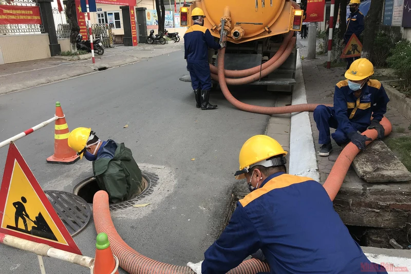 Công ty Thoát nước Hà Nội chủ động nạo vét hệ thống thoát nước. (Ảnh: Nguyễn Sơn)