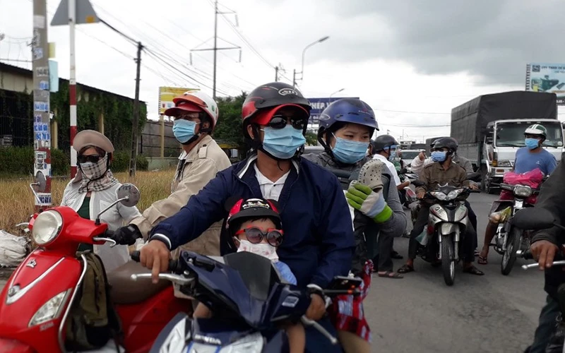 Người dân tại TP Hồ Chí Minh di chuyển bằng phương tiện cá nhân về Long An và các tỉnh Đồng bằng sông Cửu Long đang tiềm ẩn nguy cơ bùng phát dịch bệnh trong cộng đồng rất cao.